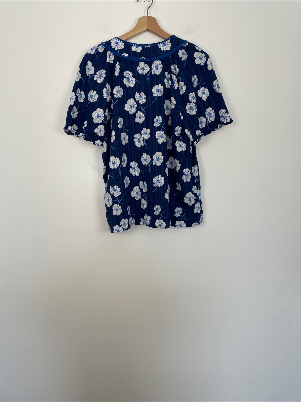 Draper James Women L Smocked Navy Wild Flower Tie-Neck Short Sleeve Pullover Top - Picture 5 of 8